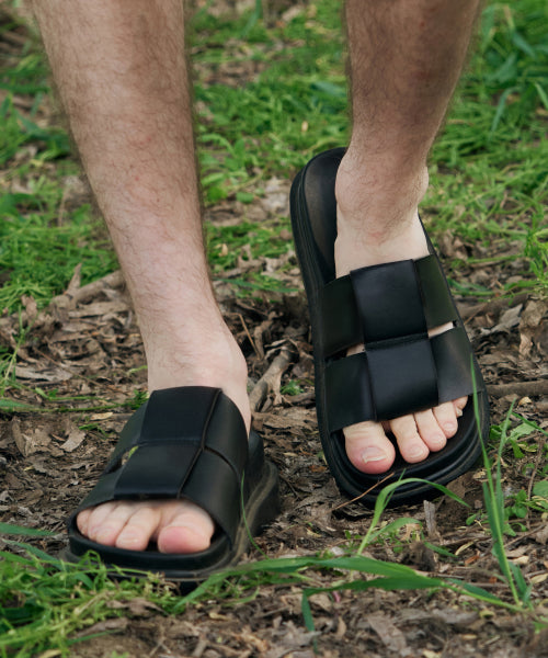 LATIS LEATHER SLIDE [BLACK]